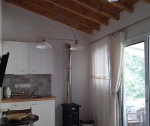Cookware/dishes/utensils - Ble Mavi, Bed & Breakfast, Studio-adults only (Vouni village, Limassol Disrict)