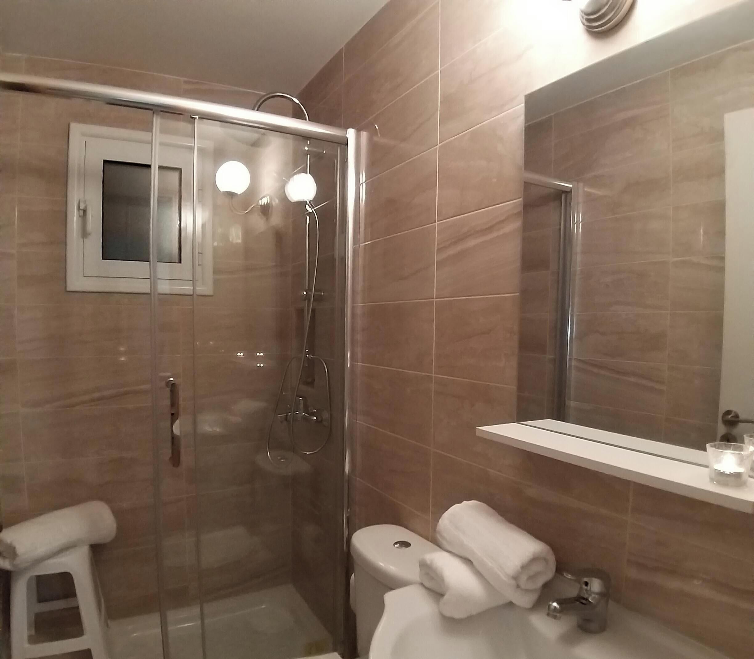 Combined shower/tub, hair dryer, towels