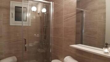 Combined shower/tub, hair dryer, towels