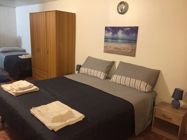 1 Schlafzimmer, schallisolierte Zimmer, Bügeleisen/Bügelbrett