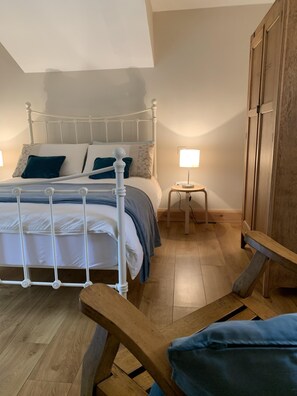 1 slaapkamer, een bureau, een strijkplank/strijkijzer, reisbedje