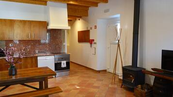 Family House, 2 Bedrooms | Private kitchen | Fridge, microwave, oven, stovetop