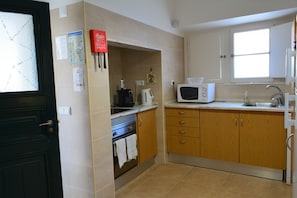 Family House, 3 Bedrooms | Private kitchen | Fridge, microwave, oven, stovetop