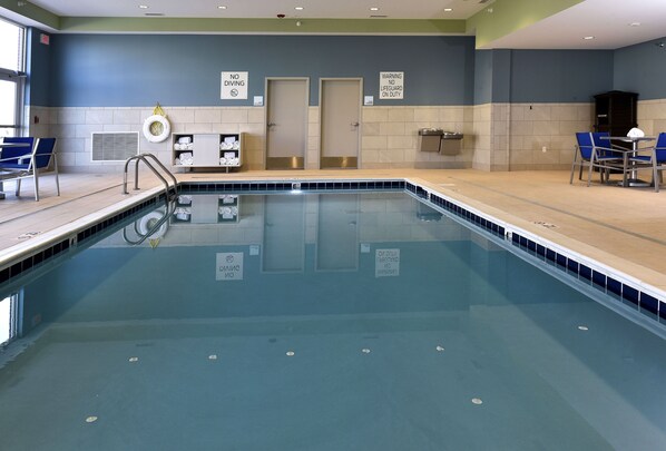 Piscine intérieure, accès possible de 8 h à 22 h, chaises longues