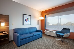 Desk, free cots/infant beds, free WiFi, bed sheets - Holiday Inn Express & Suites Beloit by IHG (Beloit)