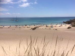 Plage, chaises longues