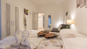 Habitación de hotel con cama, escritorio y armario.