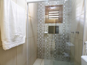 Elite House | Bathroom amenities | Shower, rainfall showerhead, bathrobes, towels - CHALÉS ESTRELAS DO MAR (Cascavel)
