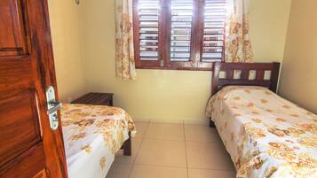 Elite House | Premium bedding, memory-foam beds, laptop workspace, free WiFi