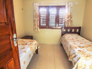 精品独立别墅 | 高档床上用品、记忆海绵床垫、笔记本电脑工作区、免费 WiFi