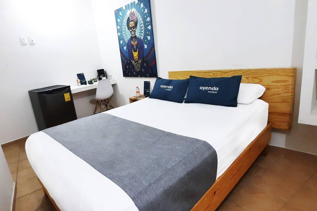 Kamar Double Standar | Meja kerja, tirai kedap cahaya, Wi-Fi gratis, dan seprai linen