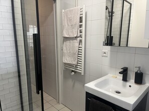 Haartrockner, Handtücher, Toilettenpapier