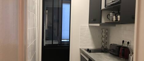 Réfrigérateur, four à micro-ondes, surface de cuisson, cafetiÚre-théiÚre