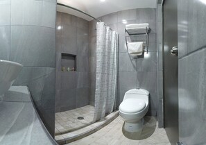 Habitación doble estándar | Baño | Regadera, amenidades de baño gratuitas, toallas, jabón 