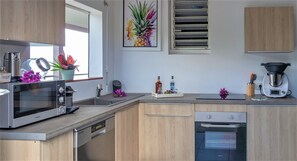 Réfrigérateur, four à micro-ondes, un four, surface de cuisson