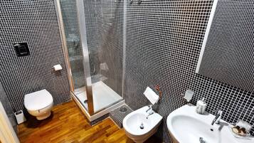 Dusj, hårføner, bidé og håndklær