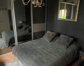 5 bedrooms, iron/ironing board, WiFi, bed sheets