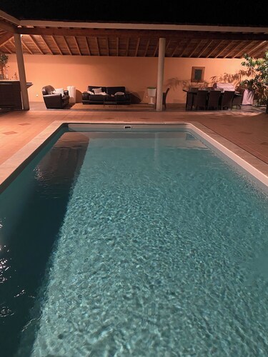 Kaunis yhden kerroksinen talo, 160 m2, täysin aidattu uima-altaalla