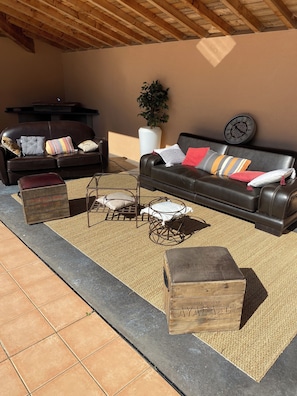 Property grounds - Beautiful single storey house of 160 m2 fully fenced with swimming pool (Saint-Sulpice-la-Pointe)