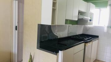 Geladeira, cooktop, talheres/pratos/utensílios de cozinha