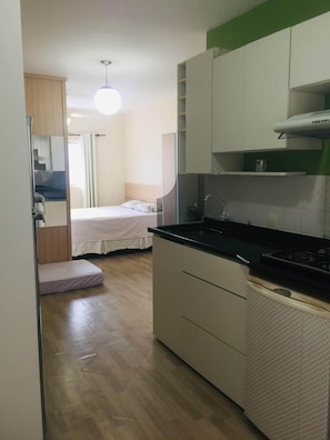 1 bedroom, bed sheets - Clean-style studio apartment in Balneário Camboriu (Balneário Camboriú)