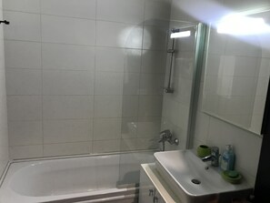 Ensemble douche/baignoire, sĂšche-cheveux, serviettes fournies, savon