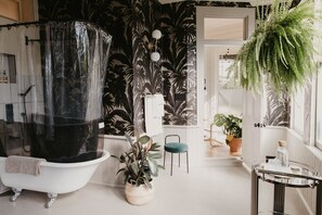 浪漫套房 | 浴室 | 名牌梳洗用品、風筒、浴袍、提供毛巾