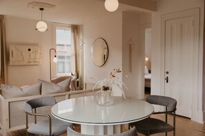 Deluxe Suite | Premium bedding, minibar, in-room safe, individually decorated - Dreamers BNB (Wilmington)