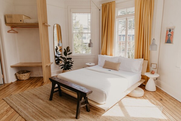 Run Of House | Premium bedding, minibar, in-room safe, individually decorated - Dreamers BNB (Wilmington)