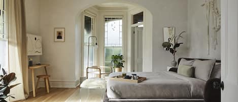 Romanttinen sviitti | Ylelliset vuodevaatteet, minibaari, tallelokero huoneessa