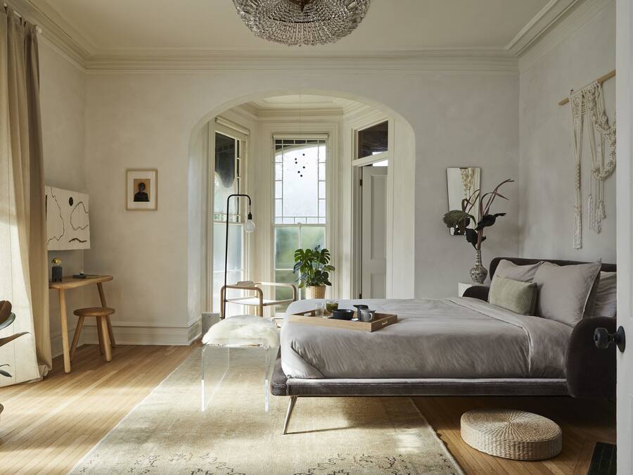 Romantisk suite | Sengetøy av topp kvalitet, minibar, safe på rommet og skrivebord