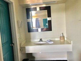 Tabla de planchar con plancha, wifi gratis y ropa de cama 