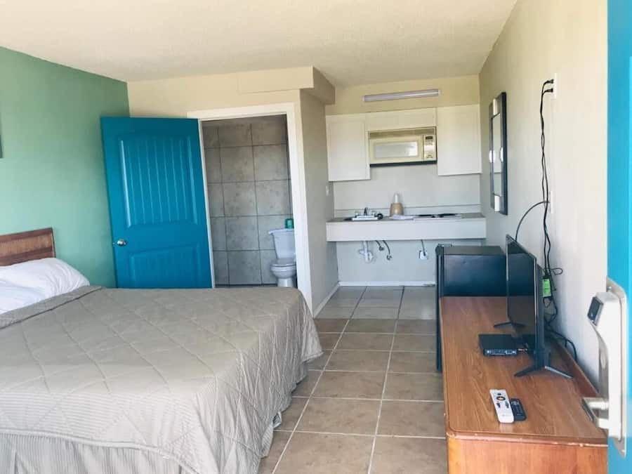 Tabla de planchar con plancha, wifi gratis y ropa de cama