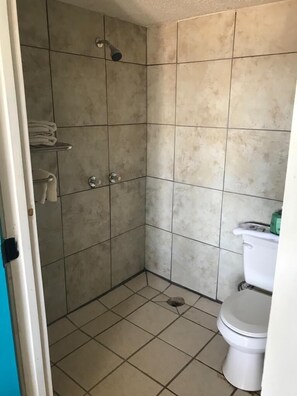 Habitación individual básica, 1 cama de matrimonio grande, no fumadores | Baño | Toallas