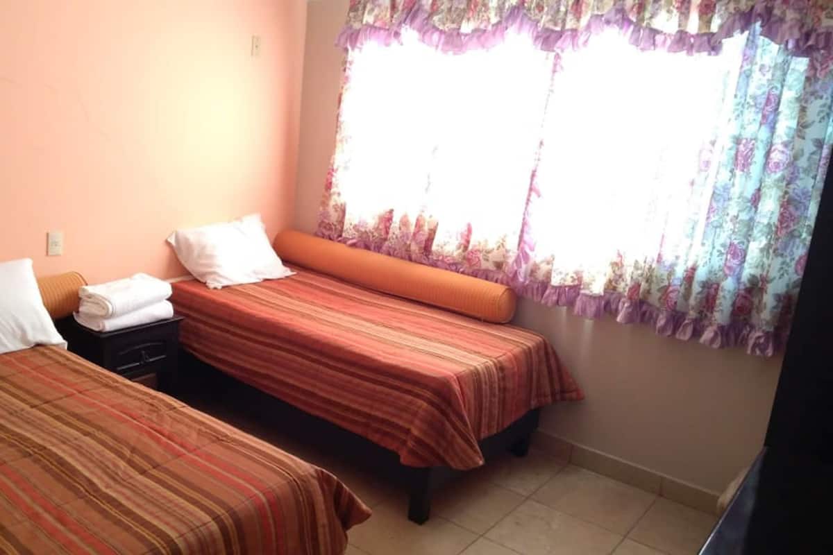 Apartamento | Espacio para trabajar con un portátil y sistema de insonorización