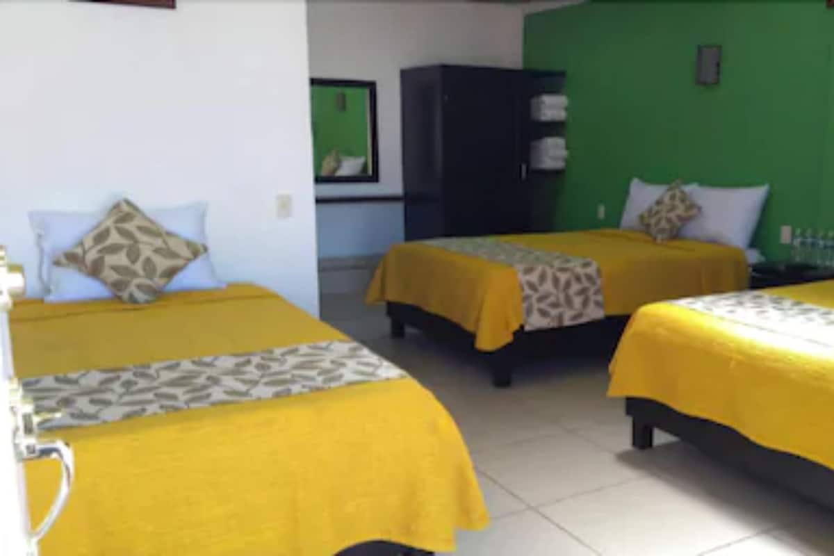 Habitación familiar | Espacio para trabajar con un portátil y sistema de insonorización