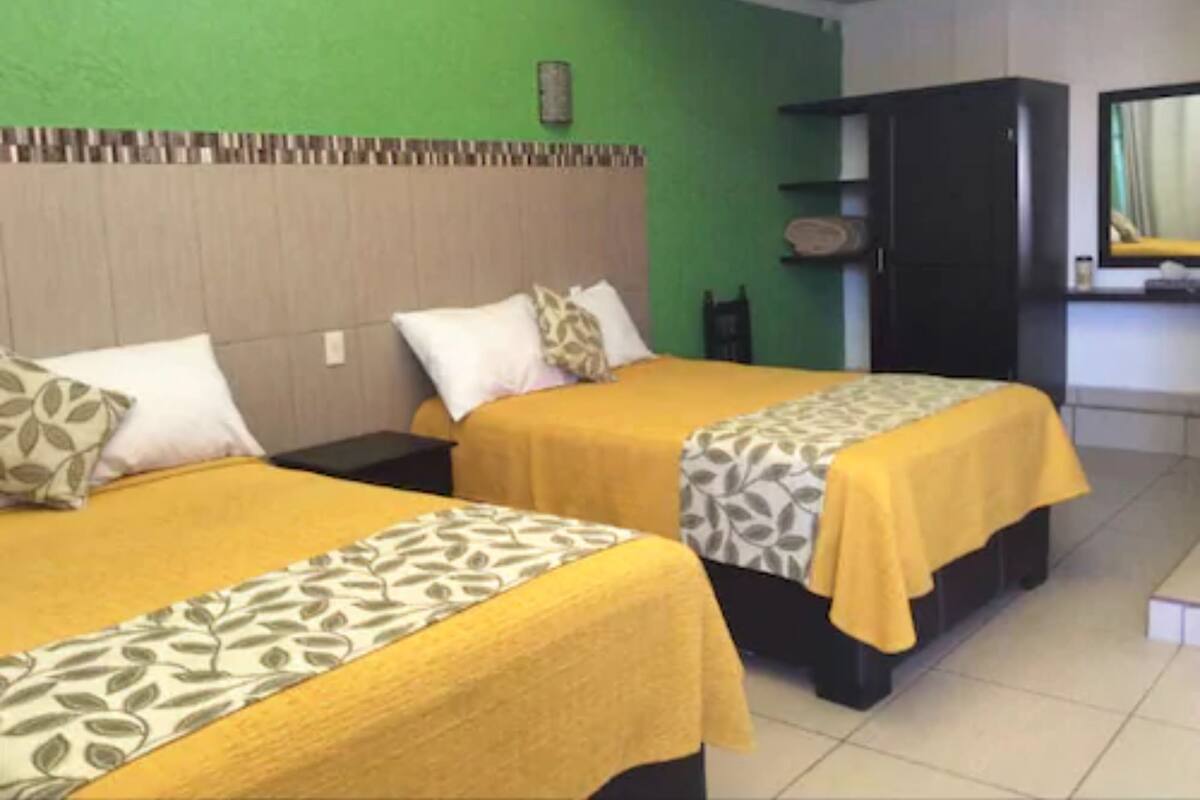 Habitación con 2 camas individuales | Espacio para trabajar con un portátil y sistema de insonorización