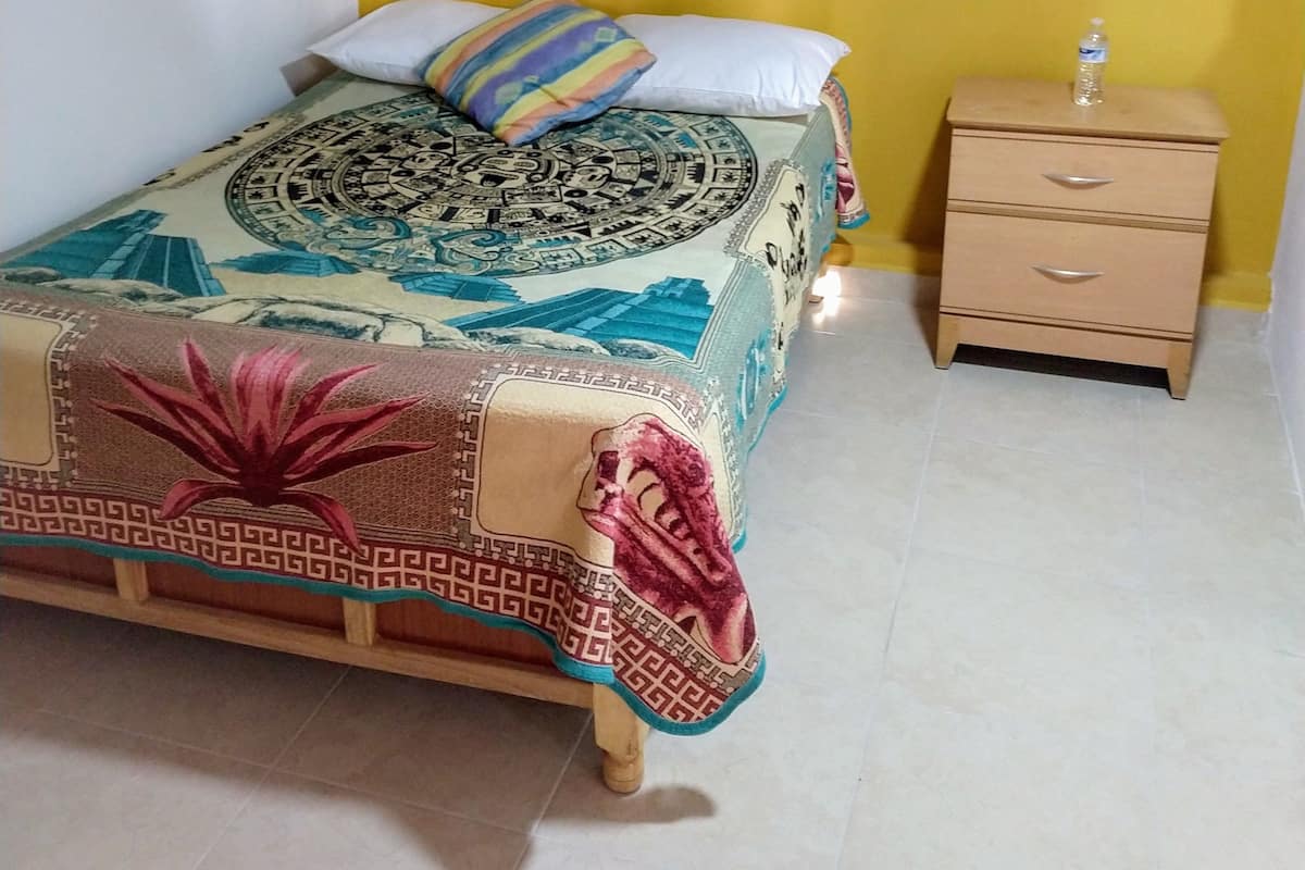 Habitación básica | Espacio para trabajar con un portátil y sistema de insonorización