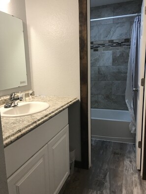 Standard-Doppelzimmer | Badezimmer