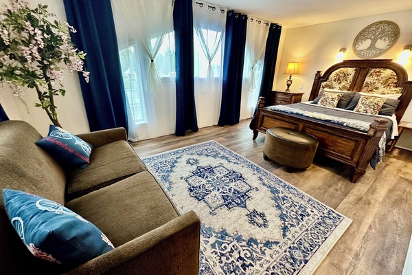 Bộ đồ giường cao cấp, bàn, màn/rèm cản sáng