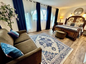 Hochwertige Bettwaren, Schreibtisch, Verdunkelungsvorhänge