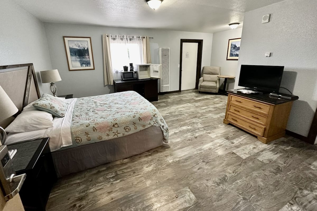 1 bedroom, premium bedding, desk, blackout drapes