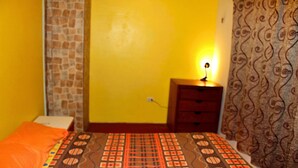 Basic Double Room | In-room safe, laptop workspace, soundproofing, WiFi (free) - Kame House (Huaraz)