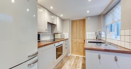 Cockleshell Cottage - Three Bedroom House, Sleeps 6