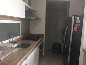 Frigorifero, forno, piano cottura, macchina per tè/caffè