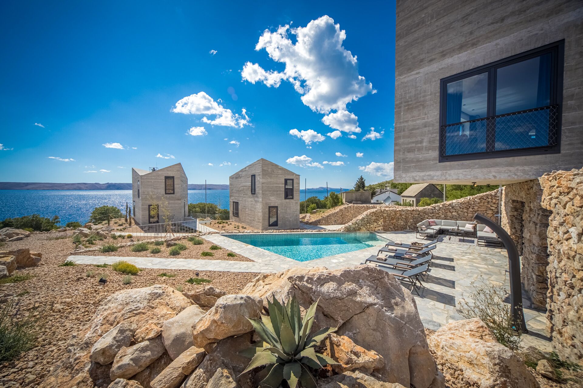 Utendørsbasseng og solsenger