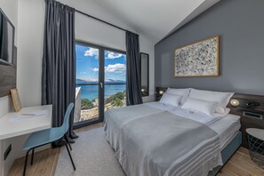 4 bedrooms, in-room safe, desk, iron/ironing board