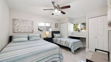 4 Schlafzimmer, Schreibtisch, Bügeleisen/Bügelbrett, Reisekinderbett