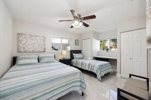 4 Schlafzimmer, Schreibtisch, Bügeleisen/Bügelbrett, Reisekinderbett