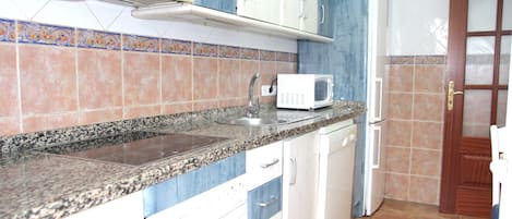 Een koelkast, een microgolfoven, een oven, een kookplaat